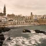 Da qui, sul mare, � possibile ammirare l�intero profilo del centro storico in tutta la sua bellezza ritrovata, con l�alta torre della Cattedrale che fende con la punta il cielo ormai volto al tramonto